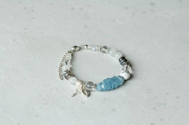 Doğal taşlar ve gümüşten yapılmış güzel bir asimetrik tasarım bileziği. Aquamarine, kaya kristali, kacholong, larimar, ay taşı. Doğal taşlardan yapılmış el yapımı mücevherler..