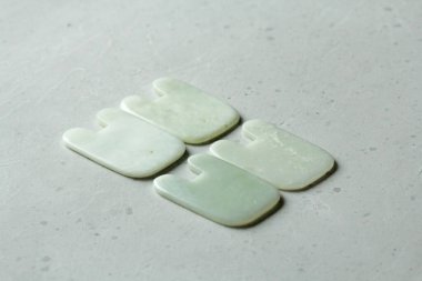 Gouacha yüz ve vücut masajı. Masajcı gouacha doğal taştan yapılmış beyaz yeşim taşı. Güzellik, yüz ve vücut gençliği için terapi masajı. Metnin için boşluk kopyala.