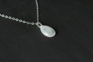 Ay taşı, dalkavukluk doğal kolye, kolye şekli. Ay Taşı 'nın kısa kolyesi. Doğal taşlardan yapılmış el yapımı mücevherler. Modern Yazar 'ın mücevherleri. Gümüş zincirli doğal ay taşı kolyesi.