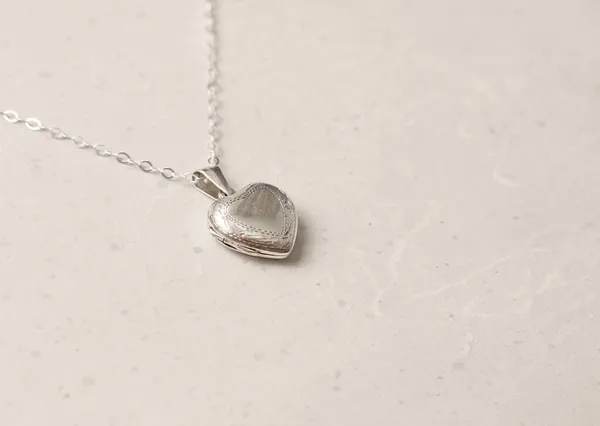 チェーン上の銀製の心の形でメダリオンペンダント ロマンス 美しいロマンチックなギフトの心のメダイヨンペンダント 女の子のジュエリー ハート型のメダリオンペンダント シルバー — ストック写真