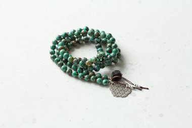 Doğal taşlardan gelen 108 boncuk chrysocolla turkuaz. Yazar mücevherleri, doğal taşlardan, Budizm, mantra, dua, taşlardan tespih, dua, güzellik. Taş kolyeden uzun boncuklar..