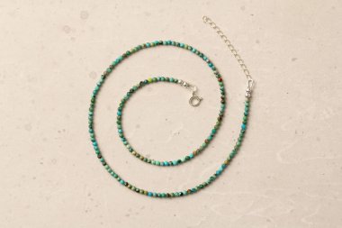 İnce Turkuaz kolye. Doğal turkuaz taşlardan yapılmış kısa bir kolye. Doğal taşlardan yapılmış el yapımı mücevherler. Modern mücevherler. Doğal turkuaz boğucu..