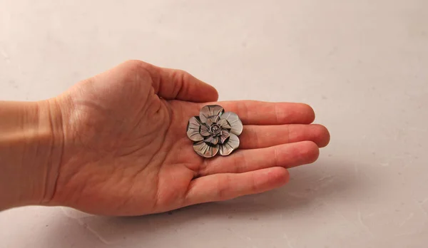 Broszka Kwiatowa Wykonana Naturalnej Szarej Matki Perły Leży Kobiecej Dłoni — Zdjęcie stockowe