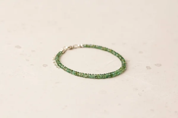 Armband Smaragd Vorhanden Armband Aus Steinen Auf Der Hand Aus — Stockfoto