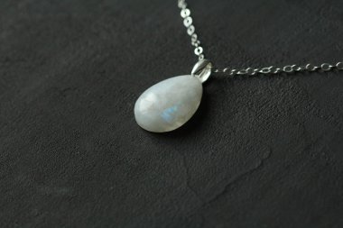 Ay taşı, dalkavukluk doğal kolye, kolye şekli. Ay Taşı 'nın kısa kolyesi. Doğal taşlardan yapılmış el yapımı mücevherler. Modern Yazar 'ın mücevherleri. Gümüş zincirli doğal ay taşı kolyesi.