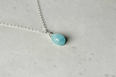 Aquamarine doğal kolye, kolye. Aquamarine 'den yapılmış kısa bir kolye. Doğal taşlardan yapılmış el yapımı mücevherler. Modern Yazar 'ın mücevherleri. Gümüş zincirli doğal mavi Aquamarine kolyesi.