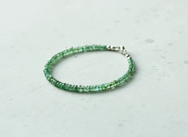 Smaragd Dünnes Schönes Armband Armband Aus Steinen Auf Der Hand — Stockfoto