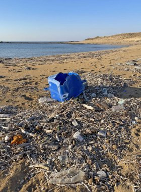 Plastik, çöp ve atıkların çoğu deniz kıyısında ve plajda yatıyor. Doğadaki çevre felaketi. Kuzey Kıbrıs 'ta çevre kirliliği.