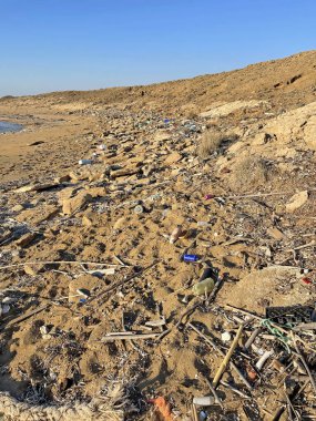 Plastik, çöp ve atıkların çoğu deniz kıyısında ve plajda yatıyor. Doğadaki çevre felaketi. Kuzey Kıbrıs 'ta çevre kirliliği.