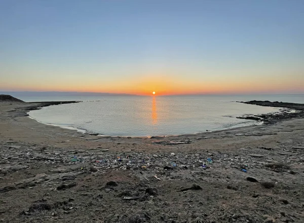 プラスチック 廃棄物の多くは海岸 ビーチにあります 自然環境災害 北キプロスの環境汚染 海に沈む夕日海に沈む夕日 — ストック写真