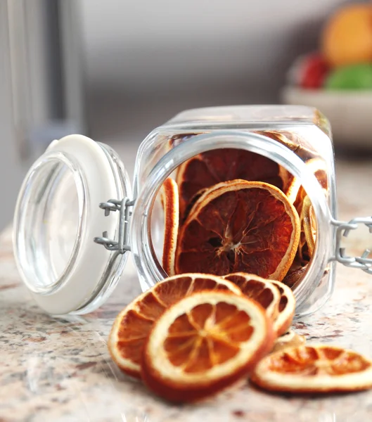 Frutas secas naranjas colocadas en el frasco Imágenes de stock libres de derechos