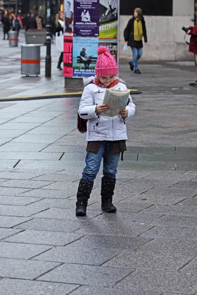 Small tourist in a foreign city — Stock Photo, Image