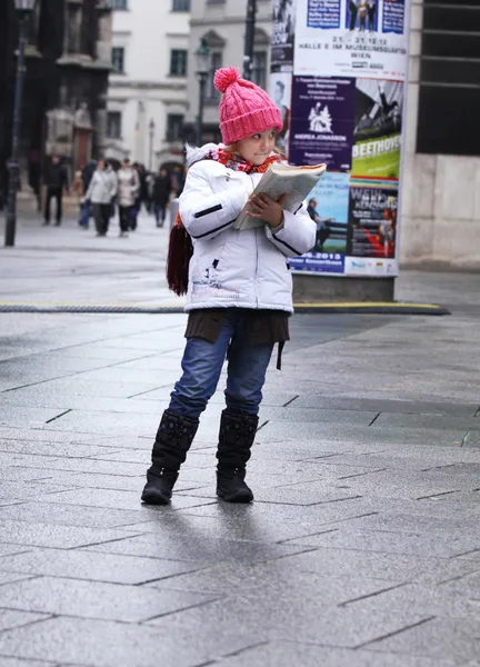 Маленький турист в іноземному місті Стокове Фото