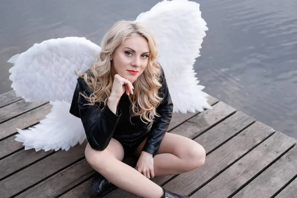 Upadły Anioł Dziewczyna Czerni Białymi Skrzydłami Anioła — Zdjęcie stockowe