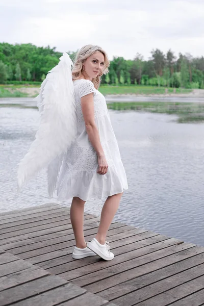 Жінка Білими Ангельськими Крилами Красива Блондинка Костюмі Ангела Небеса Чистота — стокове фото