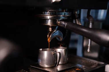 Espresso makinesinin yakın çekimi. Barda, barda, restoranda kahve yapıyor. Profesyonel kahve demleme. Kafeterya Kafeteryası Restoran Hizmeti Konsepti