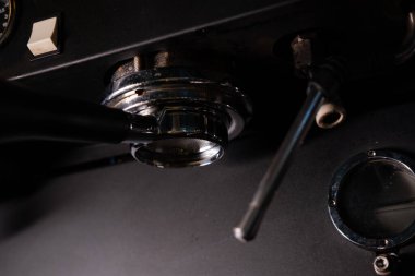 Profesyonel bir kahve makinesini kapat. Loft koyu kahve dükkanı.