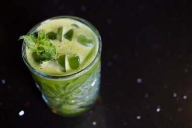 Siyah arka planda buzlu ve naneli kibrit kokteyli, çay ya da latte. Modern içecekler. Moda kokteyli