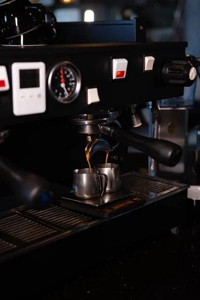 Primer plano de la máquina de café expreso haciendo café en el pub, bar, restaurante. Cervecería profesional. Cafetería Cafetería Restaurante Servicio Concepto — Foto de Stock