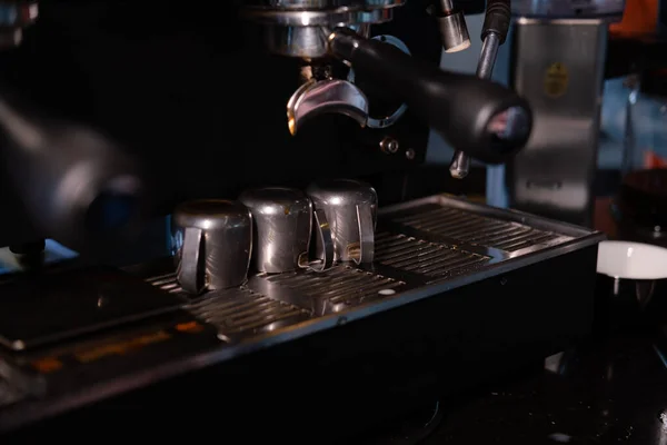 Nahaufnahme von Espressomaschine, die Kaffee in Pub, Bar, Restaurant kocht. Professionelles Kaffeebrühen. Café Cafeteria Restaurant Servicekonzept — Stockfoto