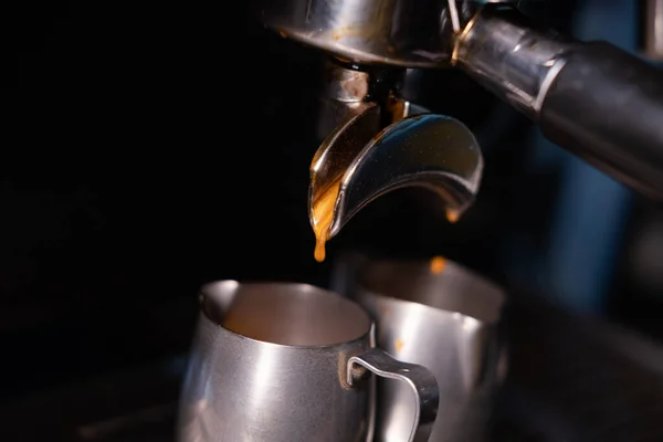 Schwarzer Kaffee aus einer professionellen Kaffeemaschine. Kaffeemaschine von Barista. dark loft coffee shop — Stockfoto