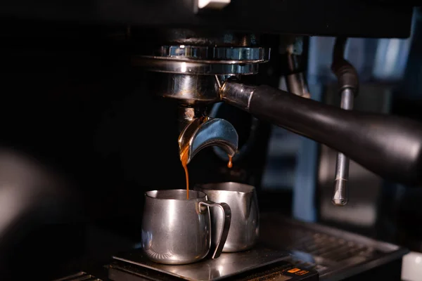 Schwarzer Kaffee Aus Einer Professionellen Kaffeemaschine Kaffeemaschine Von Barista Dark — Stockfoto