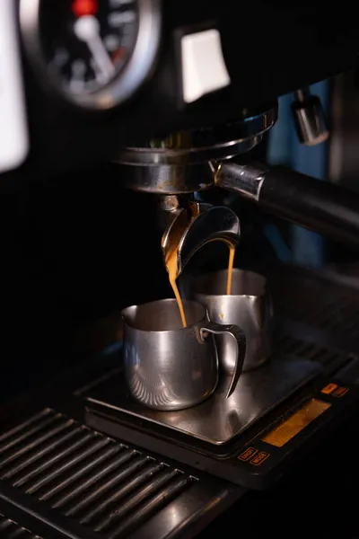 Café negro se vierte de la máquina de café profesional. café hecho por barista. tienda de café loft oscuro — Foto de Stock