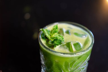 Siyah arka planda buzlu ve naneli kibrit kokteyli, çay ya da latte. Modern içecekler. Moda kokteyli