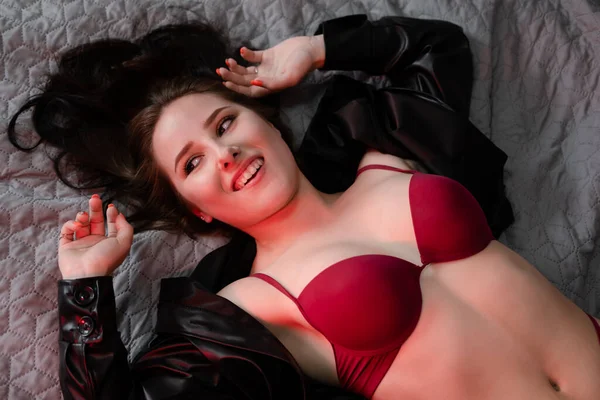 Молода Жінка Червоній Білизні Ліжку Красива Дівчина Міленіал Позує Спальні — стокове фото