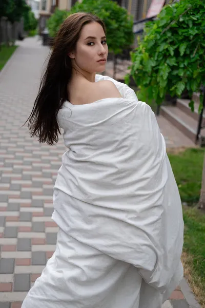 Csinos Lány Egy Fehér Takaróban Sétál Utcán — Stock Fotó