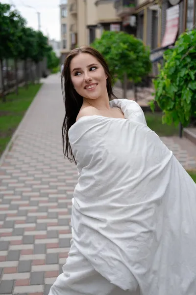 Bonita Mujer Morena Manta Blanca Aire Libre Loco Rebelde Millennial — Foto de Stock