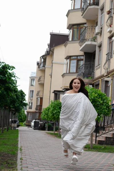 Όμορφη Μελαχρινή Γυναίκα Λευκή Κουβέρτα Έξω Τρελό Επαναστατικό Κορίτσι Χιλιετίας — Φωτογραφία Αρχείου