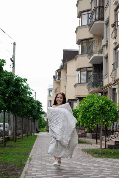 Όμορφη Μελαχρινή Γυναίκα Λευκή Κουβέρτα Στο Δρόμο Τρελή Όμορφη Χιλιετή — Φωτογραφία Αρχείου