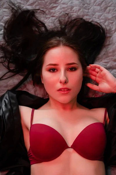 Νεαρή Γυναίκα Κόκκινα Εσώρουχα Στο Κρεβάτι Όμορφη Κοπέλα Χιλιετή Θέτουν — Φωτογραφία Αρχείου