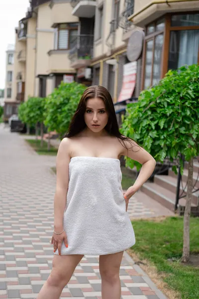 Attractive Girl Wrapped Bath Towel Walks City Street Glamorous Lifestyle — Stock Photo, Image