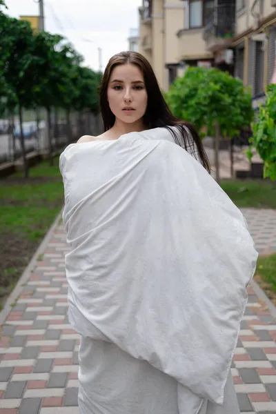 Csinos Barna Fehér Takaróban Utcán Őrült Gyönyörű Millenniumi Gondtalan Lány — Stock Fotó