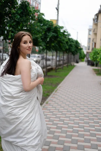 Bonita Mujer Morena Manta Blanca Aire Libre Loco Rebelde Millennial —  Fotos de Stock