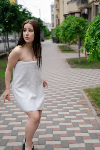 Beyaz Havluyla Sokakta Yürüyen Bir Kadın Güzel Milenyum Tasasız Esmer — Stok fotoğraf