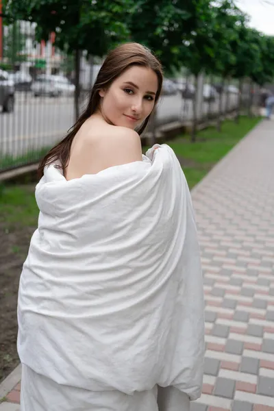 Hübsches Mädchen Einer Weißen Decke Das Durch Die Straße Geht — Stockfoto