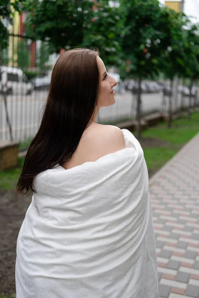 Mulher Morena Bonita Cobertor Branco Livre Rebelde Louco Menina Milenar — Fotografia de Stock