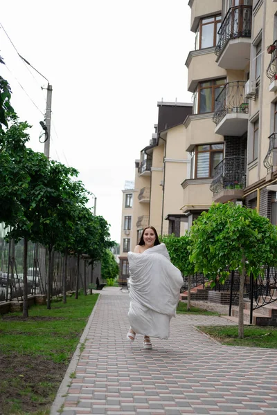 Όμορφη Μελαχρινή Γυναίκα Λευκή Κουβέρτα Στο Δρόμο Τρελή Όμορφη Χιλιετή — Φωτογραφία Αρχείου