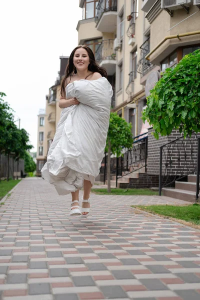 Όμορφο Κορίτσι Μια Λευκή Κουβέρτα Περπατώντας Στο Δρόμο — Φωτογραφία Αρχείου