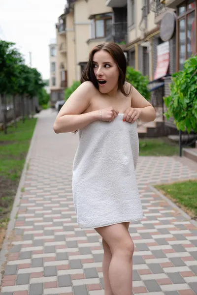 Confident Brunette Woman White Towel Running Street Crazy Beautiful Millennial — Stock Photo, Image