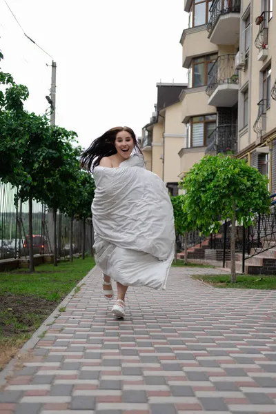 Όμορφο Κορίτσι Μια Λευκή Κουβέρτα Περπατώντας Στο Δρόμο — Φωτογραφία Αρχείου