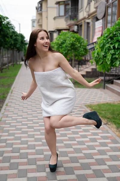 Mujer Morena Confiada Toalla Blanca Corriendo Por Calle Loca Hermosa —  Fotos de Stock