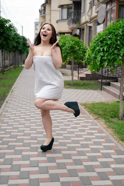 Beyaz Havluyla Sokakta Yürüyen Bir Kadın Güzel Milenyum Tasasız Esmer — Stok fotoğraf