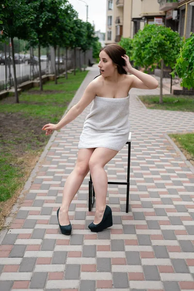 Retrato Mulher Toalha Branca Lado Fora Rua Extravagante Millennial Menina — Fotografia de Stock