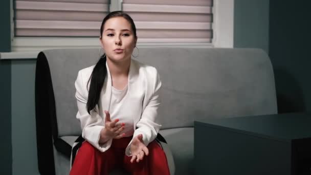 Piękna Bizneswoman Czerwonych Spodniach Białej Bluzce Blazer Siedzi Przy Stole — Wideo stockowe