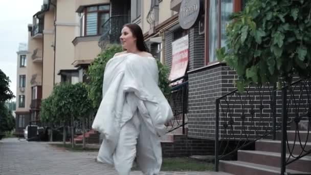 Όμορφη Μελαχρινή Γυναίκα Λευκή Κουβέρτα Στο Δρόμο Τρελό Όμορφο Ανέμελο — Αρχείο Βίντεο