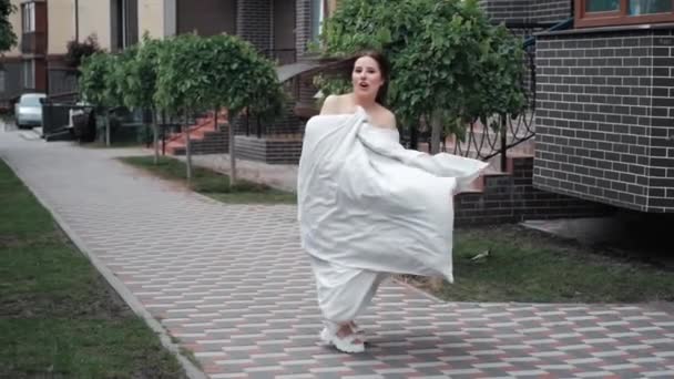 Όμορφη Μελαχρινή Γυναίκα Λευκή Κουβέρτα Στο Δρόμο Τρελό Όμορφο Ανέμελο — Αρχείο Βίντεο